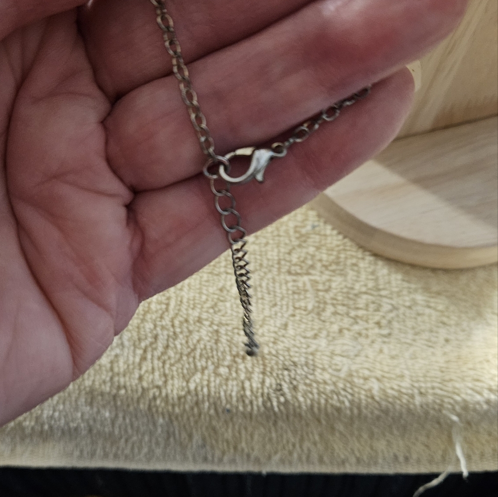 Beautiful Gray and white Agate gold tone framed Necklace with beads - Picture 6 of 17